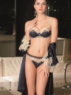 Seiden Kimono SPLENDEUR SOIE Von Lise Charmel 18 Seiden Kimono SPLENDEUR SOIE Von Lise Charmel -Feine Unterwaesche Geschaft kimono seide alc2080 marine 5197 splendeur soie lise charmel 4 1