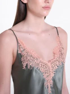 100% Seide Kurzpyjama OLIVE Mit Spitze Von Verdiani 8 100% Seide Kurzpyjama OLIVE Mit Spitze Von Verdiani -Feine Unterwaesche Geschaft kurz pyjama seide olive 4905 verdiani woman 3