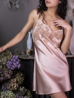 Stretchseide Nachthemd NINA Kurz Marjolaine -Feine Unterwaesche Geschaft nachthemd nina boudoir nude 4nin0101 marjolaine 2 1 1