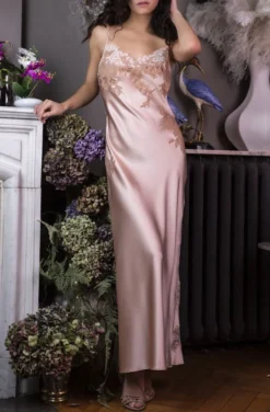 Stretchseide Neglige Lang NINA Mit Spitze Marjolaine -Feine Unterwaesche Geschaft nachtkleid lang nina boudoir nude 4nin3001 marjolaine 4 1 1