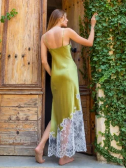 Seide Neglige NYMPHE No. 4 Lang Von Marjolaine -Feine Unterwaesche Geschaft nachtkleid lang nymphe mousse naturel 4nym3002 marjolaine 3