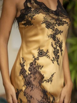 Seide Negligé PERSEA No. 3 Mit Spitze Von Marjolaine 18 Seide Negligé PERSEA No. 3 Mit Spitze Von Marjolaine -Feine Unterwaesche Geschaft neglige lang seide 4per6101 8404ocre noir persea marjolaine 3 1