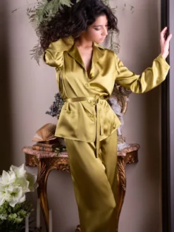 Seidenpyjama SOIE UNIE Von Marjolaine -Feine Unterwaesche Geschaft pyjama damen seide soie unie soi5533 linde goldgruen marjolaine 2 3 7 1