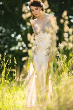 Langes Seidennegligé CAPRICE Mit Spitze Marjolaine -Feine Unterwaesche Geschaft seide neglige lang cap3001 puder asche marjolaine 1