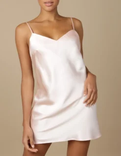 100% Seide Unterkleid SOIE ODA Kurz Marjolaine 24 100% Seide Unterkleid SOIE ODA Kurz Marjolaine -Feine Unterwaesche Geschaft seide unterkleid oda puder rose soie unie marjolaine 3 2